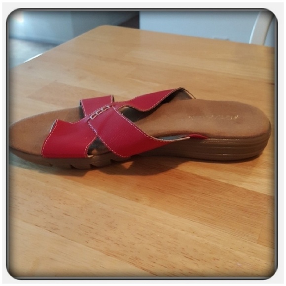 NWOB Woman's Red Genuine Leather Aerosole Sandals - Picture 5 of 7